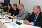 Luiz Eduardo Goncalves (Botschaftssekretär u. Leiter der Wirtschaftsabteilung
der Brasilianischen Botschaft); Parl. Staatssekretärin Ursula Heinen (BMELV); Thomas Deichmann (freier Journalist und ist Chefredakteur von NOVO); Michael Kauch (MdB u. umweltpolitischer Sprecher der FDP-Fraktion) und Helmut Lamp (Vorstandsvorsitzender des Bundesverbandes Bioenergie) auf der Podiumsdiskussion 