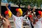 Freude herrscht bei den Deutschen. Sie glauben wieder an ein Sommermärchen. Jubelnde Fussballfans auf der Tribune am Basler Rheinufer