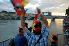 Jubelnde deutsche Fans auf der Tribune am Rhein in Basels Fanzone 