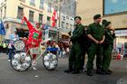 Total ausgeflippt und fussballverrückt dieses Dreiländer-Fussballfan-Unikum in Basel auf dem Barfüsserplatz mit seiner kreativen Fahhrad-Dekoration neben dem badischen Polizeitrupp