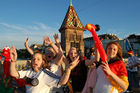 Vor Freude auf das siegreichen Spiel gegen die Portugiesen auf der mittleren Rheinbrücke herumhüpfende weibliche deutsche Fussballfans