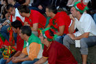 Enttäuschte, desilliusionierte portugiesische Fussballfans nach dem verlorenen MAtch gegen die Deutschen auf der Zuschauertribune am Basler Rheinufer