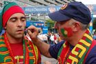 Portugiesische Fussballfans tragen die Kriegsbemalung vor dem Spiel gegen Deutschland auf und schminken sich mit den portugiesischen NAtionalfarben