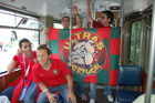 Drei portugiesische Fussballfans fahren mit Nationalflagge im Basler Trämli zum Stadion
