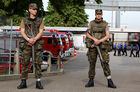 Uefa-Sportereignis, Euro 2008: Schweizer Armee-Sturmgewehr der Soldaten, die an der Euro 2008 die strategisch wichtigen Standorte und Objekte bewachen, wie das Zeughaus in Basel, in dem die in- und ausländischen Polizisten, Sanitäter, Einsatzkräfte, Uefa-Funktionäre, Feuerwehr und Voluntees untergebracht sind.