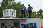 Pole Position für die Basler Polizisten, die auf dem Polizeicontainer vor dem St. Jakobsstadion stehen und die Fussballfans vor dem St. Jakobsstadion überwachen