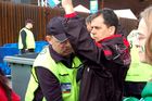 Rigorose Eingangskontrollen für die Zuschauer beim Fussballstadion Letzigrund in Zürich beim Uefa-Fussballspiel an der Euro 2008 beim Spiel Frankreich-Italien