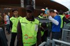 Rigorose Eingangskontrollen für die Zuschauer beim Fussballstadion Letzigrund in Zürich beim Uefa-Fussballspiel an der Euro 2008 beim Spiel Frankreich-Italien