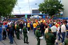 Grossandrang von Fussballfans vor dem Letzigrundstadion in Zürich beim Spiel Italien-Rumänien. Masses of footballfans in front of the Letzigrund-Stadion at the match Italy-Rumania