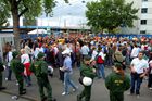 Grossandrang von Fussballfans vor dem Letzigrundstadion in Zürich beim Spiel Italien-Rumänien. Masses of footballfans in front of the Letzigrund-Stadion at the match Italy-Rumania