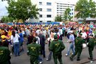 Grossandrang von Fussballfans vor dem Letzigrundstadion in Zürich beim Spiel Italien-Rumänien. Masses of footballfans in front of the Letzigrund-Stadion at the match Italy-Rumania