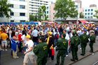 Grossandrang von Fussballfans vor dem Letzigrundstadion in Zürich beim Spiel Italien-Rumänien. Masses of footballfans in front of the Letzigrund-Stadion at the match Italy-Rumania