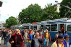 Zu Tausenden strömen die Fans mit den öffentlichen Verkehrsmitteln zum Letzigrundstadion, thousands of footballfans arriving with the public transport at the Letzigrundstadion in Zürich