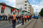 Polizisten säumen den Weg der mit den öffentlichen Verkehrsmittel ankommenden Fussballfans zum Fussballstadion bei Match Italien-Rumänien. Police forces along the way to the football-stadion