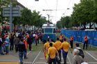 Polizisten säumen den Weg der mit den öffentlichen Verkehrsmittel ankommenden Fussballfans zum Fussballstadion bei Match Italien-Rumänien. Police forces along the way to the football-stadion