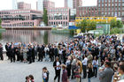 Geladene Gäste beim Richtfest der Shopping-Mall Tempelhofer-Hafen