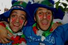 Italienische Fussballfans mit geschminkten Gesichtern feiern in der Limmatquai-Fanzone von Zürich den Sieg ihrer Mannschaft. Italian footballfans with painted faces are celebrating the victoriy of their football team