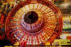 CERN Kernphysikzentrum; Genf; Gen?ve; Geneva; Internationales Forschungszentrum; Wissenschaftler; gigantischer Teilchenbeschleuniger; (LHC) Hadronen-Speicherring; Umfang; 27 km; Test; was geschieht; wenn die Teilchen mit Lichtgeschwindigkeit aufeinanderprallen. Erkenntnisse; Entstehung unseres Planeten und Sonnensystems. Dedektoren registrieren die Kollissionen; wenn sich die Energie in Materie umwandelt.
Urknall; unterirdisch; Tunnel, Technik, 
