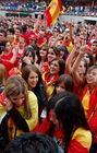 Junge spanische Fussballfan in der Fanzone von Zürich feiern den Sieg ihrer Mannschaft über die Schweden und den Einzug ins Viertelfinale der Euro 2008. Young spanish footballfans celebrating the victory of their football-team in the fanzone of Zürich at the Euro 2008 