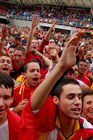 Junge spanische Fussballfan in der Fanzone von Zürich feiern den Sieg ihrer Mannschaft über die Schweden und den Einzug ins Viertelfinale der Euro 2008. Young spanish footballfans celebrating the victory of their football-team in the fanzone of Zürich at the Euro 2008