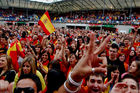 Junge spanische Fussballfan in der Fanzone von Zürich feiern den Sieg ihrer Mannschaft über die Schweden und den Einzug ins Viertelfinale der Euro 2008. Young spanish footballfans celebrating the victory of their football-team in the fanzone of Zürich at the Euro 2008