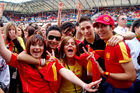 Junge spanische Fussballfan in der Fanzone von Zürich feiern den Sieg ihrer Mannschaft über die Schweden und den Einzug ins Viertelfinale der Euro 2008. Young spanish footballfans celebrating the victory of their football-team in the fanzone of Zürich at the Euro 2008