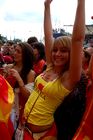 Junge spanische Fussballfans, wie diese Frau, feiern in der Fanzone von Zürich den Sieg ihrer Mannschaft gegen die Schweden und dein Einzug ins Viertelfinale an der Euro 2008. Young spanish footballfans celebrating the victory of their football-team in the fanzone of Zürich