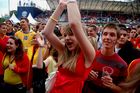 Junge spanische Fussballfans feiern in der Fanzone von Zürich den Sieg ihrer Mannschaft und den Einzug ins Viertelfinale. Young spanish footballfans celebrating; victory; football-team fanzone; Zürich; Euro 2008. Uefa-Sportereignis, Fussballmatch, footballfans, 