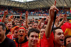 Junge spanische Fussballfans in Hochstimmung in der Fanzone von Zürich. Sie feiern den Sieg ihrer Mannschaft gegen die Schweden und den Einzug ins Viertelfinale an der Euro 2008. Young spanish footballfans celebrating the victory for their football-team in the fanzone of  Zürich at Euro 2008. Uefa-Sportereignis; Fussballmatch; footballfans