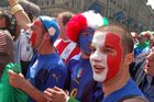 Iitalienische Fussballfans in Bern vor der Fanzone auf dem Bundesplatz. Dutch and italian footballfans in Bern in front of the Euro 2008 Fanzone on the Bundesplatz.