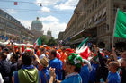 Iitalienische Fussballfans in Bern vor der Fanzone auf dem Bundesplatz. Dutch and italian footballfans in Bern in front of the Euro 2008 Fanzone on the Bundesplatz.