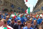 Iitalienische Fussballfans in Bern vor der Fanzone auf dem Bundesplatz. Dutch and italian footballfans in Bern in front of the Euro 2008 Fanzone on the Bundesplatz.