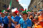 Iitalienische Fussballfans in Bern vor der Fanzone auf dem Bundesplatz. Dutch and italian footballfans in Bern in front of the Euro 2008 Fanzone on the Bundesplatz.