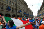 Iitalienische Fussballfans in Bern vor der Fanzone auf dem Bundesplatz. Dutch and italian footballfans in Bern in front of the Euro 2008 Fanzone on the Bundesplatz.