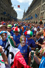 Iitalienische Fussballfans in Bern vor der Fanzone auf dem Bundesplatz. Dutch and italian footballfans in Bern in front of the Euro 2008 Fanzone on the Bundesplatz.