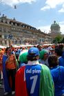 Holländische und italienische Fussballfans in Bern vor der Fanzone auf dem Bundesplatz. Dutch and italian footballfans in Bern in front of the Euro 2008 Fanzone on the Bundesplatz.