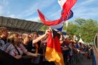 Deutsche und kroatische Fans feuern ihre Mannschaft in der public viewing fanzone von Zürich an