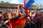 Deutsche und kroatische Fans feuern ihre Mannschaft in der public viewing fanzone von Zürich an