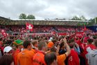 Fussballfans in der Public viewing arena in Zürich beim EM08-Eröffnungsspiel. football-fans in the public viewing zone of Zürich watching the Inauguration-game