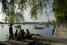 Picknick am Zürichseeufer, Personen, Essen, Trinken, Feiern, Fanzone, Europa-Fussballmeisterschaft, EM08, EURO 08, Picknick at the boarder oflake Zürich in 
the fanzone for the european football-championsship