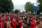 Zürichs Euro 2008 Fanzone am Utoquai-Bellevue ist mit enttäuschten Fussballfans nach der Niederlage gegen die Tschechen vollgestopft