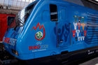 Die Euro 2008 Lokomotive im Zürcher Hauptbahnhof wirbt für die Euro 2008 Fussball-Europameisterschaft im ganzen Land