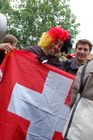 Nationalstolz oder Schadenfreude eines Deutschen Fussballfan mit Schweizer Flagge am Eröffnungsspiel der Schweizer gegen die Tschechen