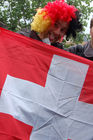 Nationalstolz oder Schadenfreude eines Deutschen Fussballfan mit Schweizer Flagge am Eröffnungsspiel der Schweizer gegen die Tschechen