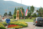 Beim Verkehrskreisel in Ascona begrüssen Flix & Trix die beiden Uefa-Mascottchen die ankommenden Fussballfans und Gäste. At the traffic circle in Ascona the footballfans are welcomed by Trix and Flix the Uefa-mascottes.