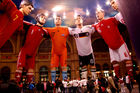 Im Zürcher Hauptbahnhof sind elf 17 Meter hohe Fussballer-Statuen von den EM-Mannschaften während der Euro 2008 aufgestellt