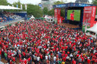 Menschenmassen von Fussballfans in der Public viewing Arena in Zürich beim Match gegen die Tschechen. Masses of footballfans in the public viewing arena in Zürich