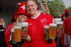 Wieviel Bier kann ein Fussballfan tragen und trinken? How many beers can a footballfan drink and carry around