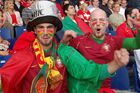 Jubelnde Portugal Fussballfans auf der Tribune der Public viewing Arena in Zürich beim Match gegen die Tschechen. Portugal-footballfans celebrating the victory of their team against the Tschech Team