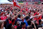 Da war die Welt für die Gastgeber noch in Ordnung: Schweiz-Türkei-Spiel in der 1. Halbzeit nach dem 1:0 für die Schweiz. Happy Swiss footballfans during the 1. part of the game Switzerland-Turkey